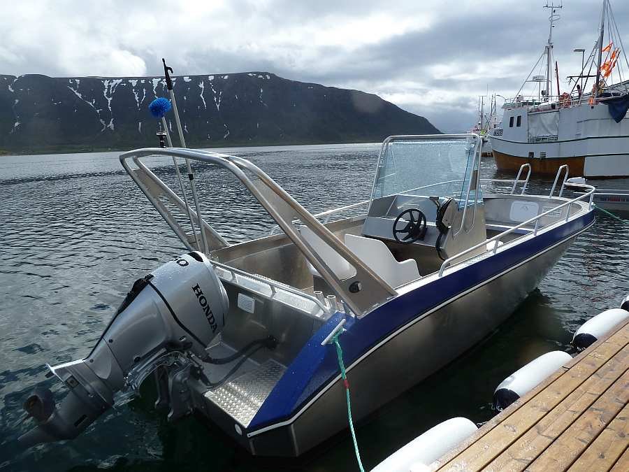 Am eigenen Bootsteg liegen die Angelboote