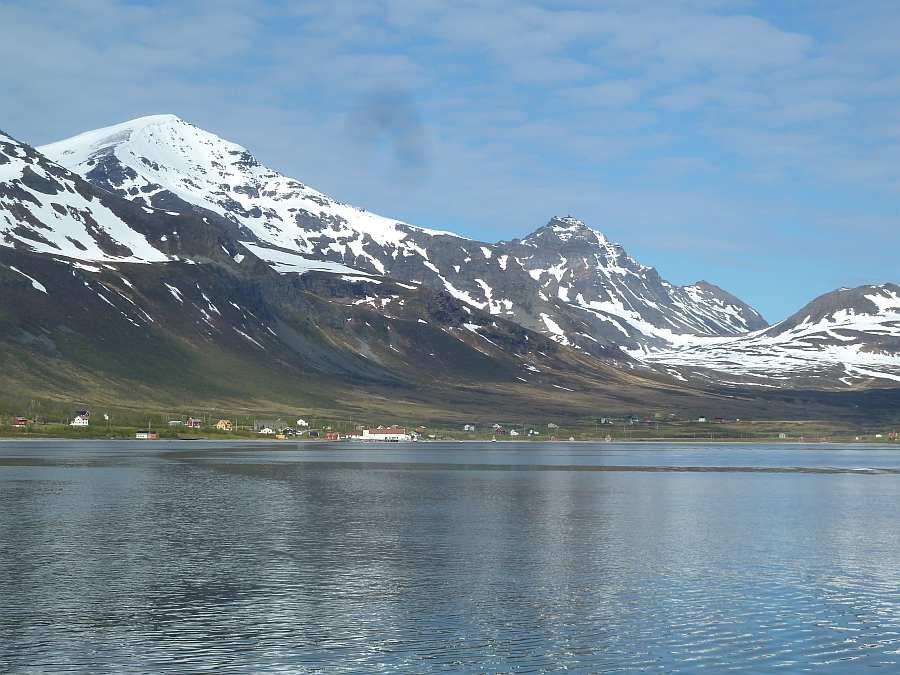 Blick vom Wasser auf den kleinen Fischerort Akkarvik