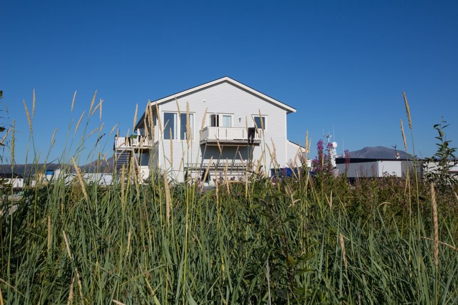 Das Ferienhaus mit den Apartments Hillesøya und Sommarøya direkt am Strand und Hafen.