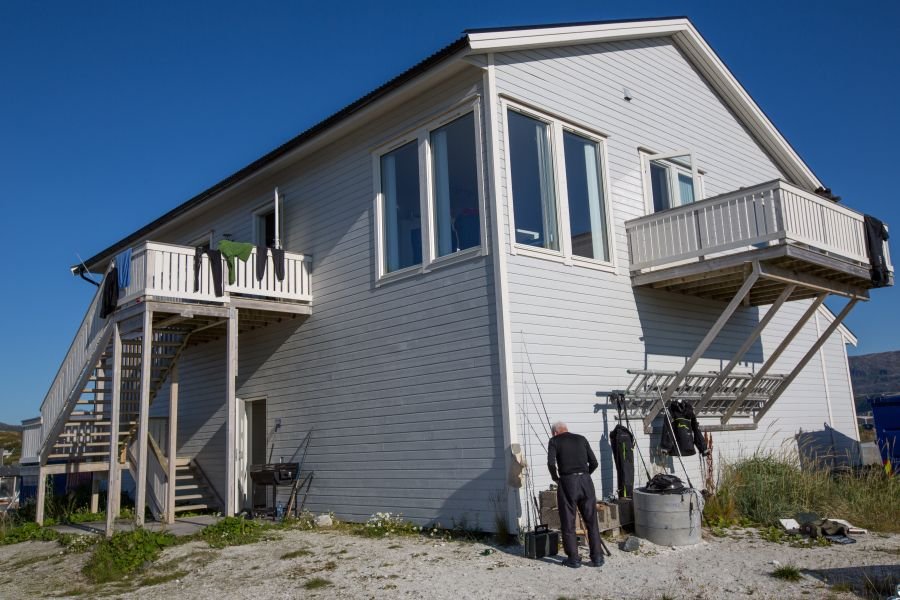 Im 1 Stock befinden sich die beiden Apartments, im Erdgeschoss der Trockenraum und die Gefriertruhen.