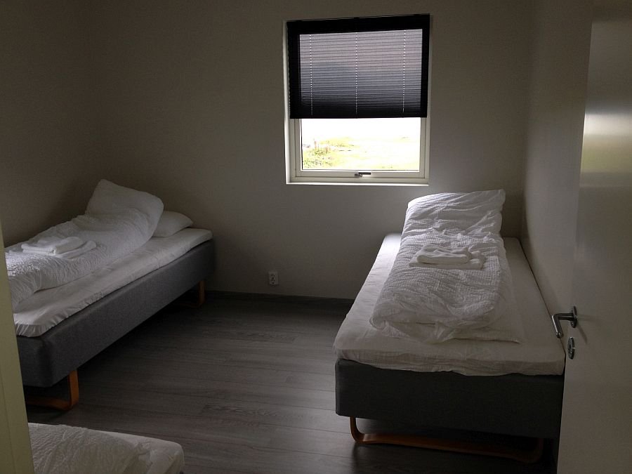 Eines der Schlafzimmer in den Apartments  Hillesøya/Sommarøya.