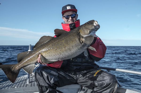 Ihr Guide vor Ort: Erik Mikolaschek. Hier mit 15-Kilo-Dorsch!