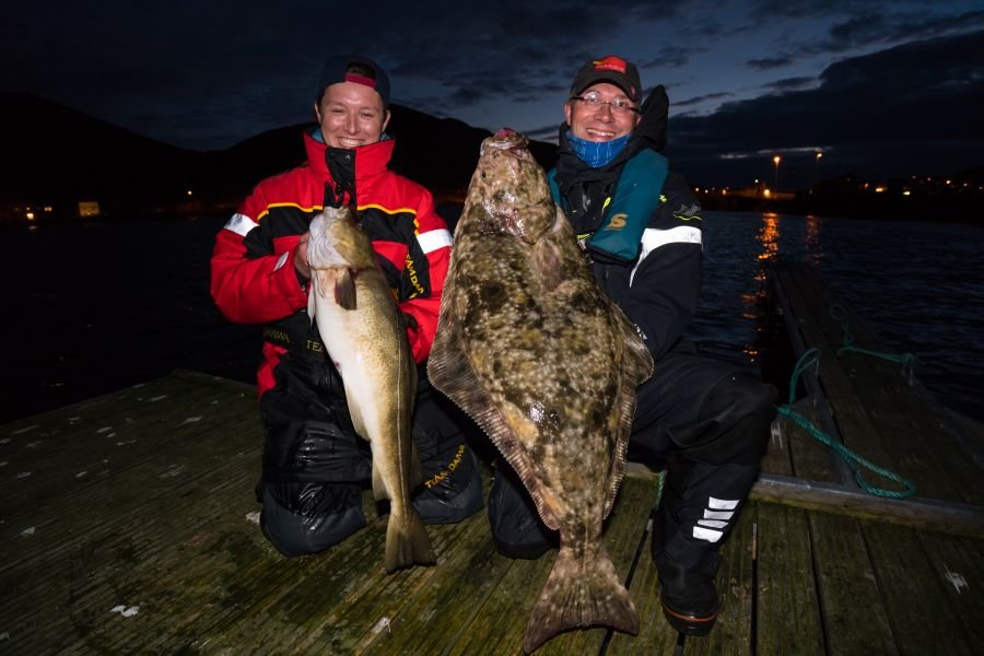 Guide Erik Mikolaschek (li.) und Sven Klöer (re.) mit Dorsch und Butt auf dem Steg der Anlage am Havøysund.