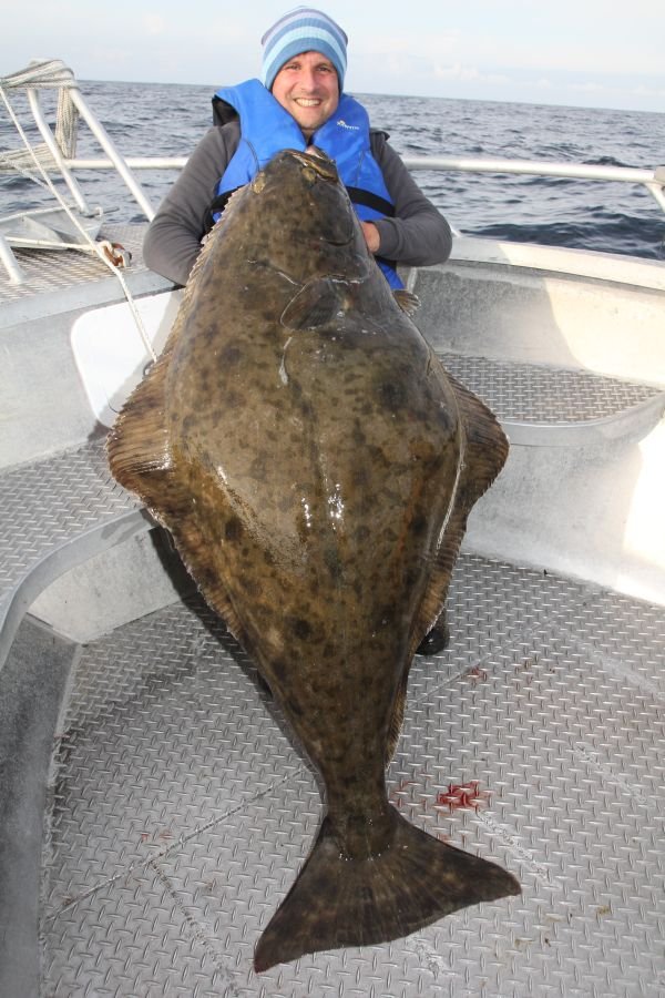 Jesco Peschutter von Rute & Rolle mit 1,60-Meter-Heilbutt aus dem September 2017.