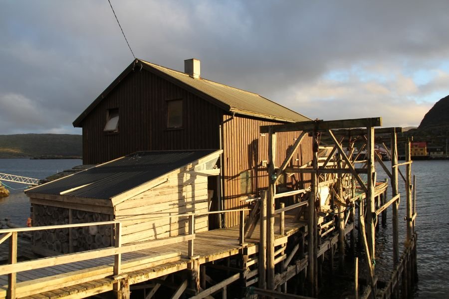 Das große Filetierhaus mit Gefrierraum liegt nur einen Katzensprung von der Anlage über die Straße gleich am Bootssteg.