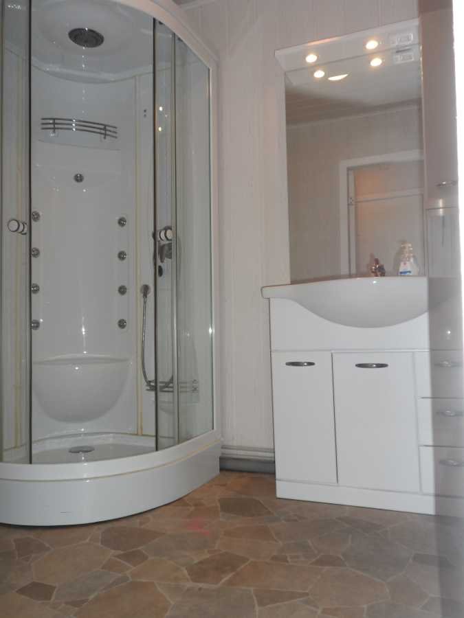 Eins der beiden modernen, top ausgestatteten Bäder