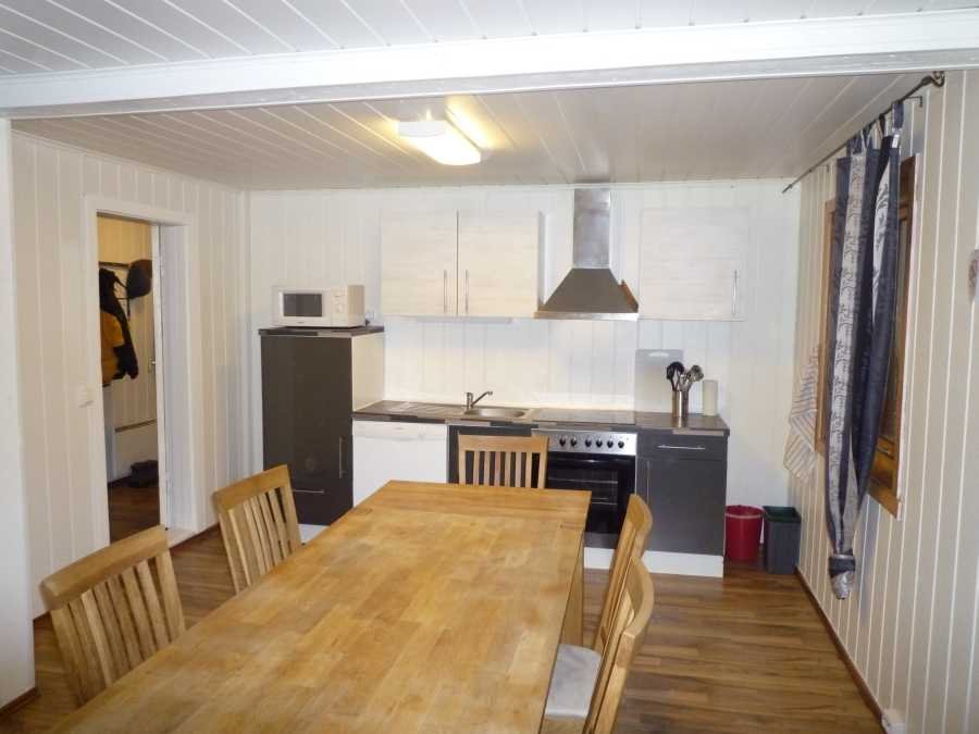 Die moderne Küche mit großzügigem Esstisch