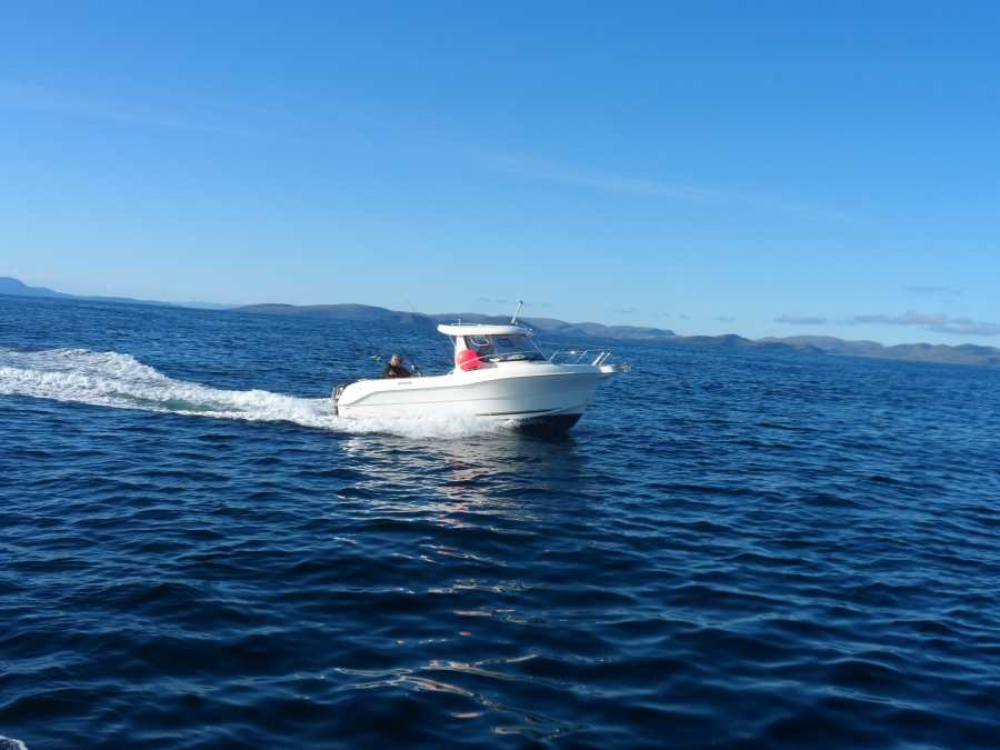 Eins der vier 21 Fuß/100PS Quicksilver-Boote