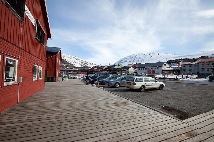 Vor den Häusern befinden sich reichlich Parkplätze.