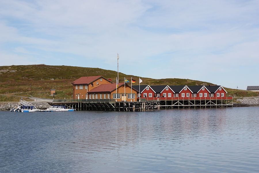 Die Anlage Mehamn Havfiske und der Bootssteg, an dem ab 2015 nur noch Dolmøy-Kabinenboote liegen