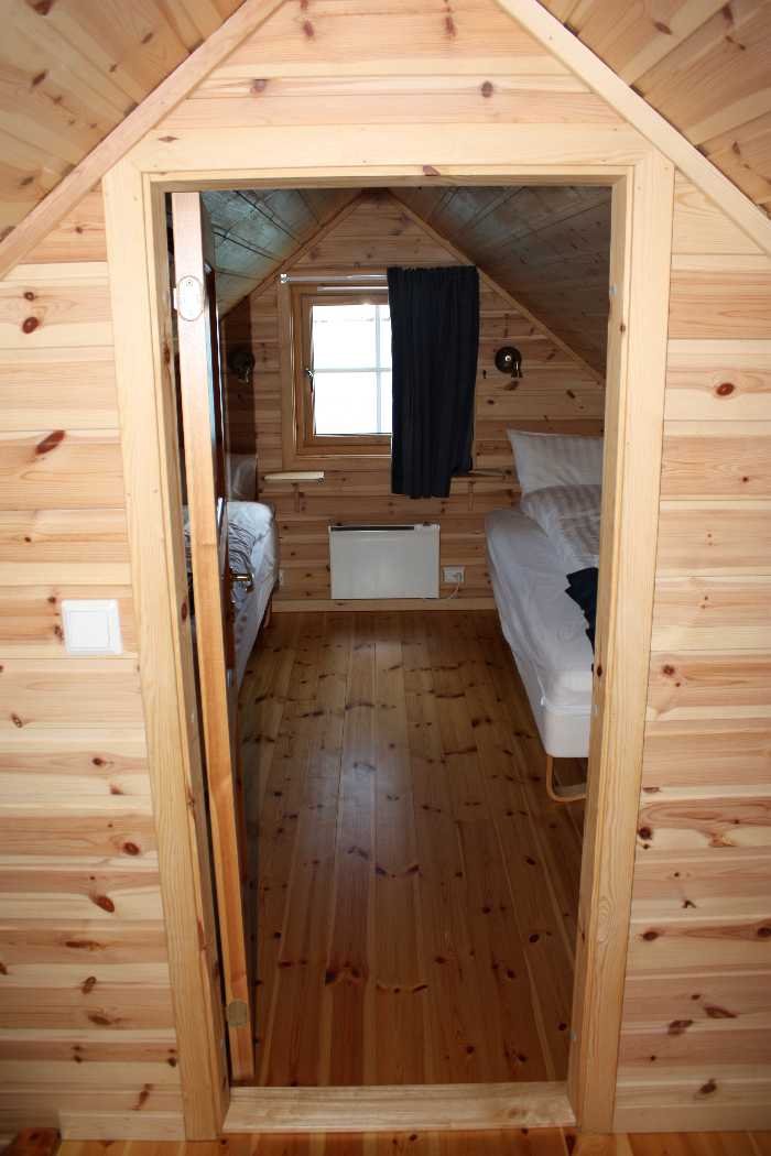 Schlafzimmer mit zwei Einzelbetten.