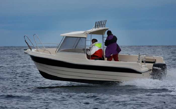 Eines der 23-Fuß-Boote, ausgestattet mit einem 80 PS Motor.