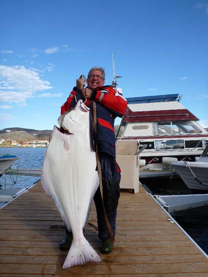 Und wieder wird ein kapitaler Heilbutt am Steg präsentiert.