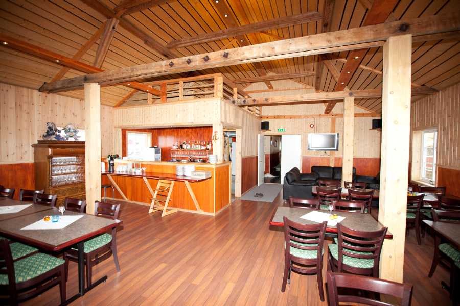 Der große Gemeinschaftsraum mit Bar.