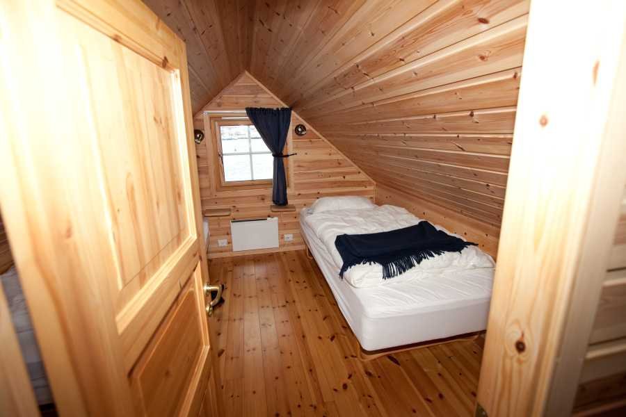 Eines der Schlafzimmer mit Einzelbett.