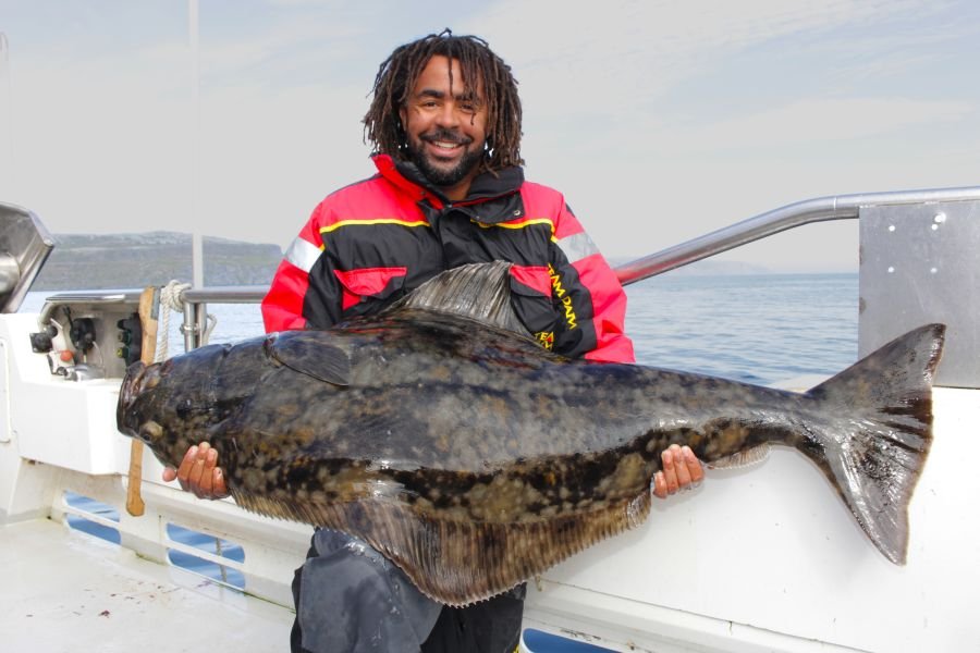 Fußballstar Patrick Owomoyela mit seinem 40-Kilo-Plattfisch aus dem Tanafjord.