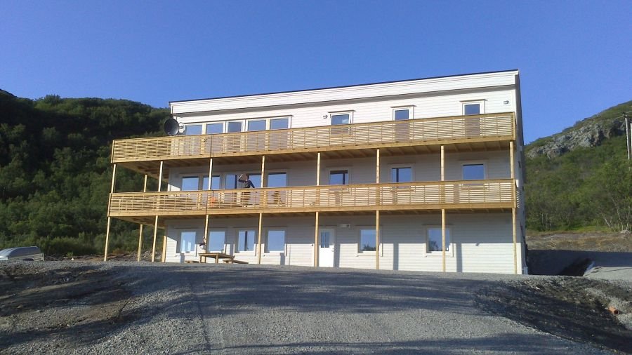 Blick vom Privat-Parkplatz auf die Unterkünfte