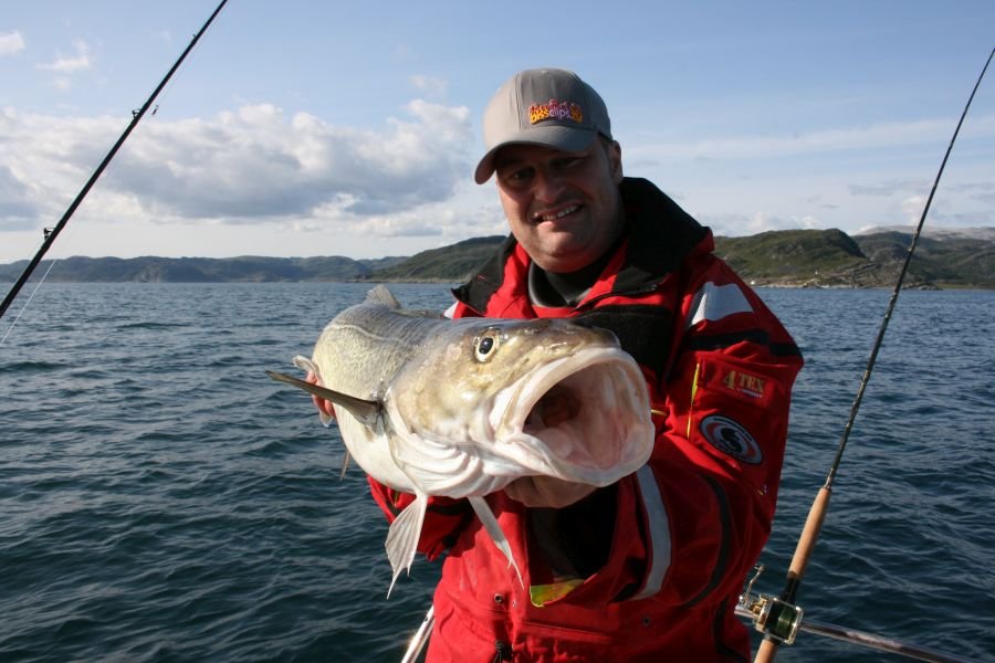 Patrick Schäfer mit einem Durchschnitts-Dorsch aus dem Hopsfjord vor Skjånes Havfiske