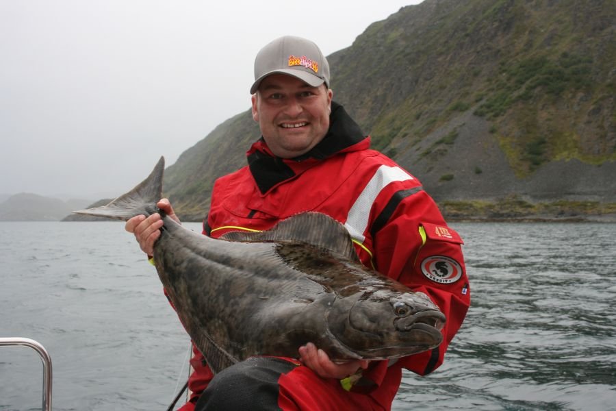 Patrick Schäfer mit Heilbutt aus der Heilbutt-Bucht Kjeselvika vor Skjånes Havfiske