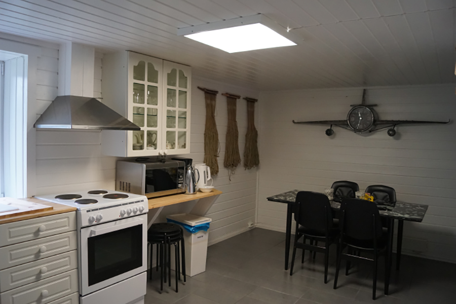Blick auf die Küche und den Essbereich vom Apartment in Skjånes