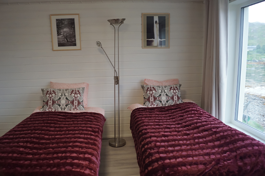 Eins der Schlafzimmer im Apartment von Skjanes Sjøhus