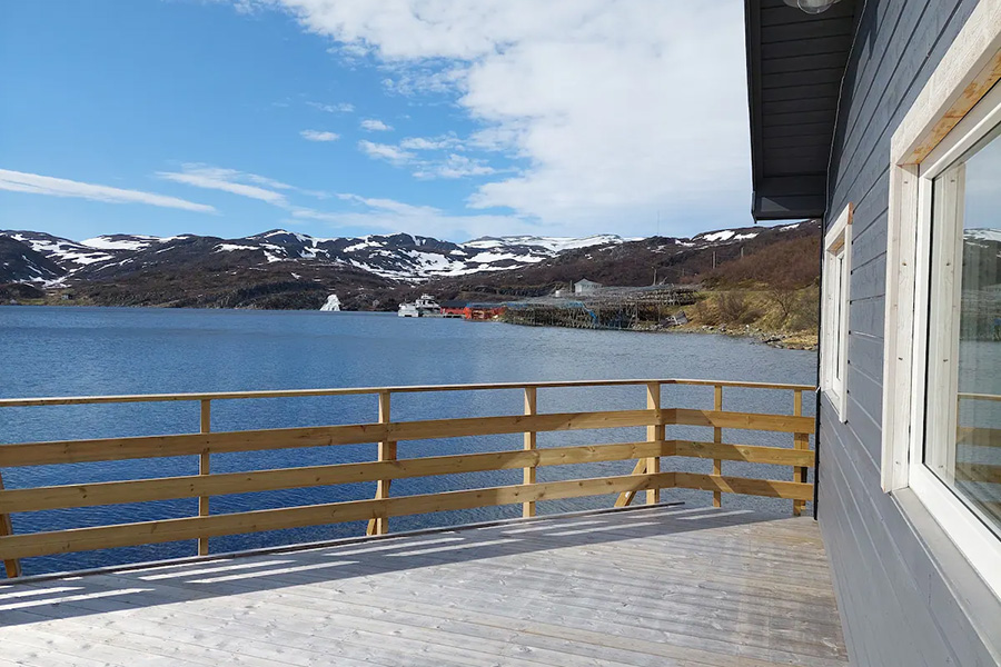 Die Holzterrasse vorm Sjøhus