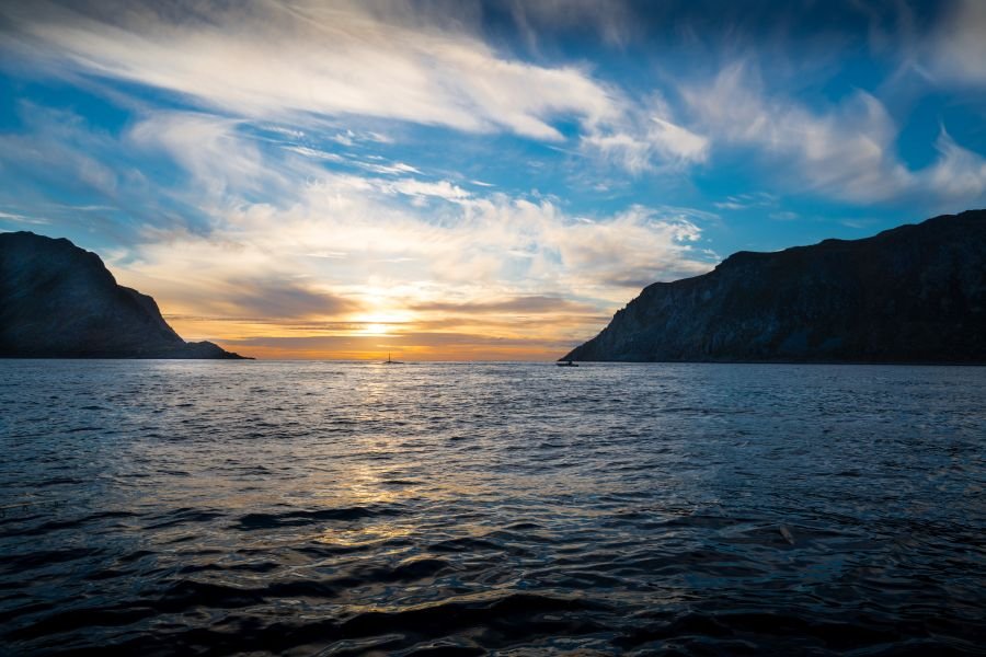Der sagenumwobene Trollsund liegt zwischen Rolvsøya und Ingøya. Nur 10 Minuten Bootsfahrt von Tufjord Brygge entfernt.