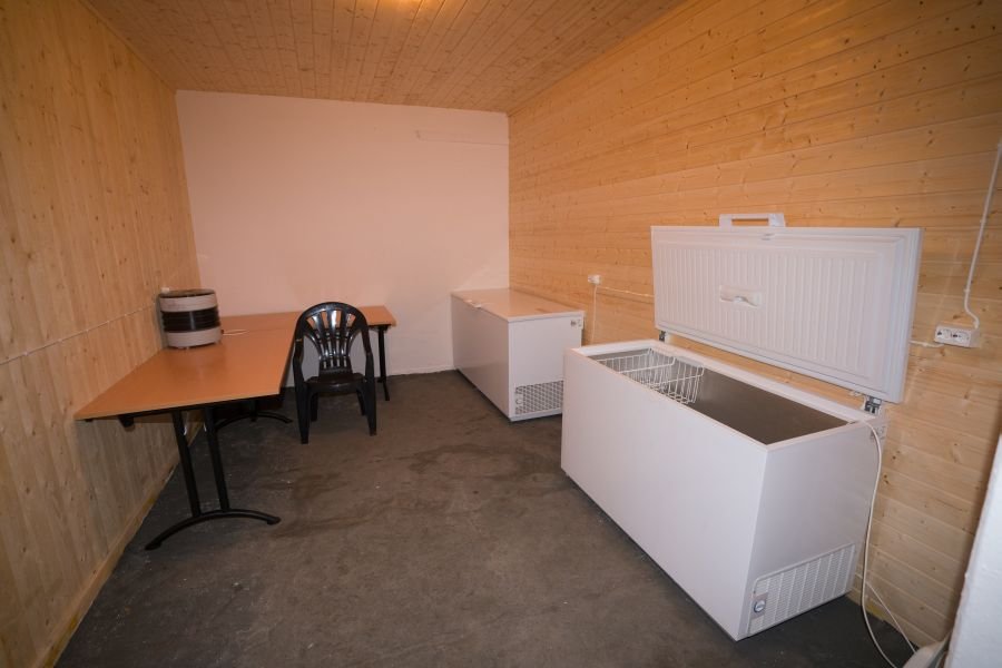 Gefriertruhen und Vakuumierbereich.