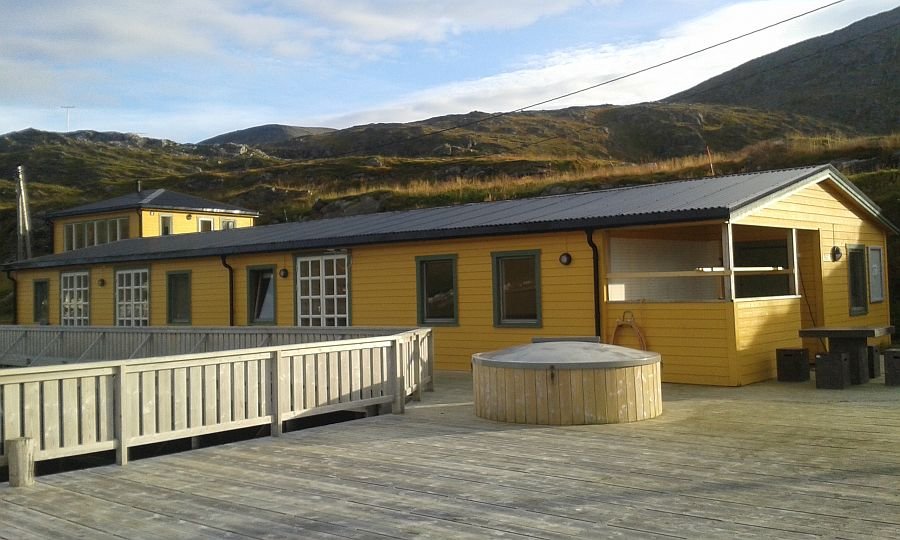 Balder- und Anna-Matheabua, die Apartments im Doppelrorbuer von Tufjord Brygge. Im Hintergrund die Villa Aurora.