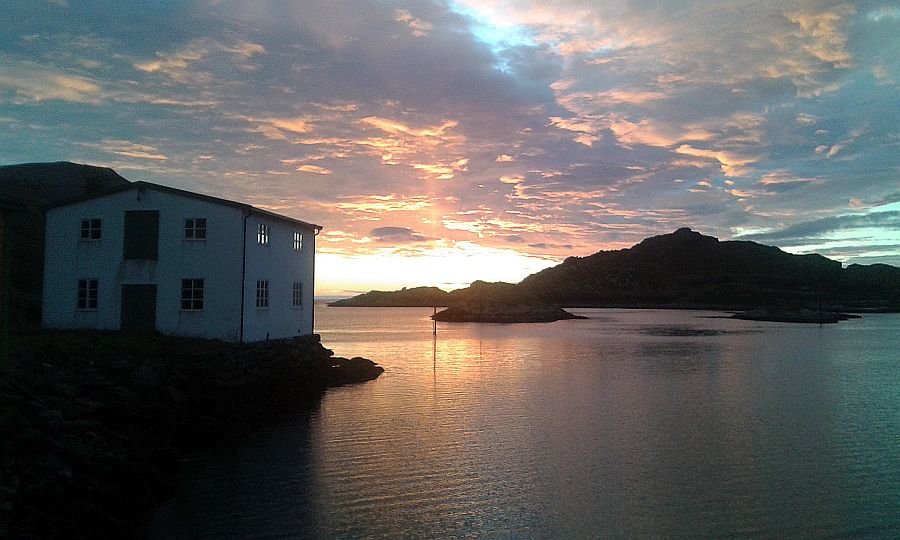 Die malerische Hafenausfahrt von Tufjord.