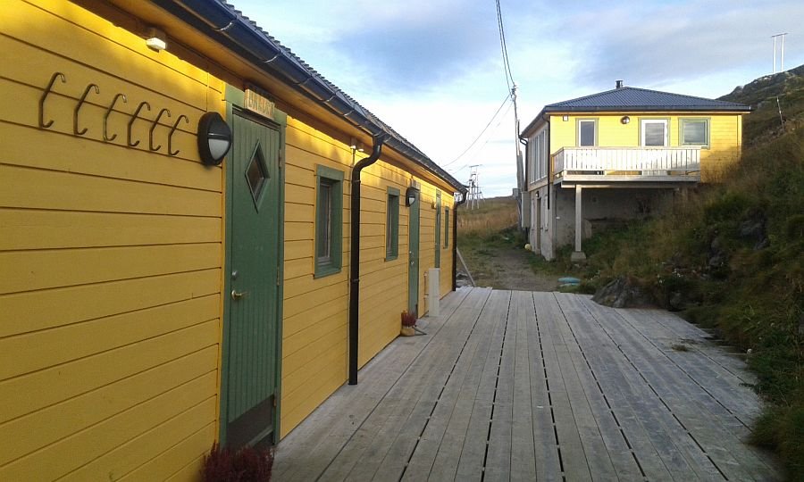 Die Eingänge zu Balder- und Anna-Matheabua mit Blick auf die Villa Aurora.