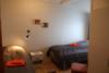 Eins der Schlafzimmer in Apartment 1