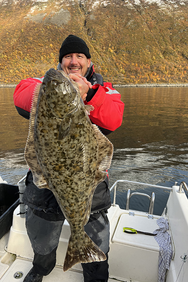 Angelreisen.de Filmemacher Aren Seiberlich mit Heilbutt aus dem Nuvsfjord