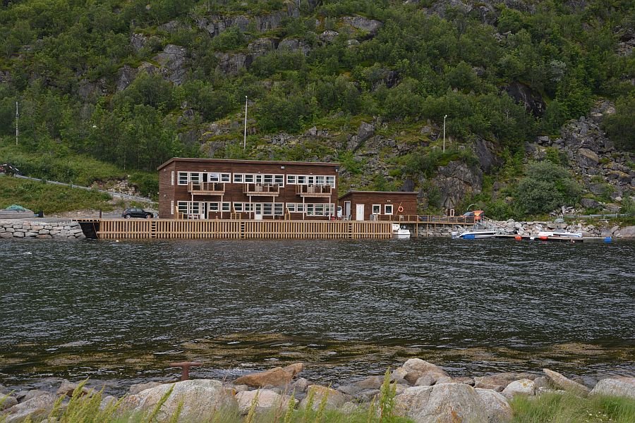Dezent fügt sich die Topanlage Ersfjordbotn Brygge in die nordnorwegische Natur ein.