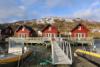 Steg direkt vor der Anlage mit Kværnø Alubooten.