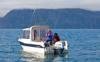 Dolmøy-Boote: 23 Fuß/100-PS-Viertakt-Außenborder, E-Starter, Schlupfkajüte, Echolot, GPS/Kartenplotter und Rutenhalter.