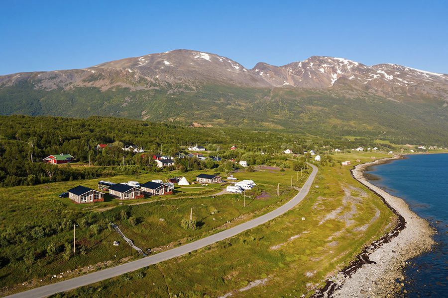 Mit Blick auf die Lyngen-Alpen: die Ferienhäuser des Lyngen Sjøcamps.
