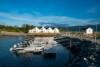 Dyrøysund Sjøhus mit Bootshafen, Filetierhaus (rechts) und Hauptgebäude (in der Mitte).