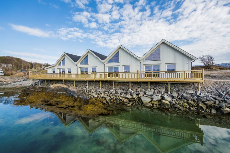 Dyrøysund Sjøhus - ab April 2018 fertig. Die Perle am Tranøyfjord steht unseren Gästen jetzt zur Verfügung.
Foto: jennyhoff.no