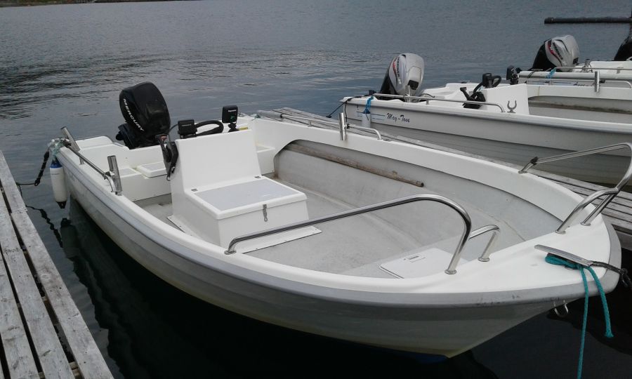 GFK-Boote, 18 Fuß/25 PS mit 4-Takt-Außenborder, Steuerstand und Echolot stehen Ihnen im Furøy Fishingcamp zur Verfügung.