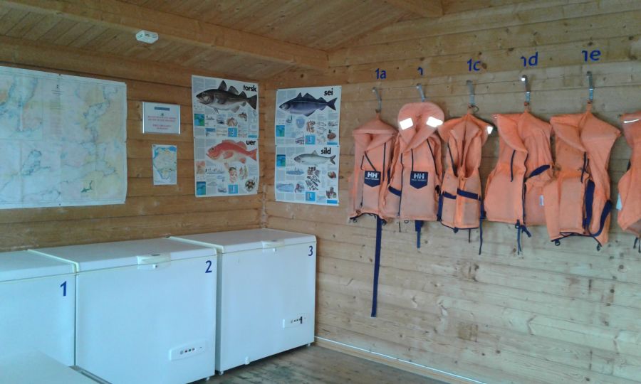 Trockenraum, Gefriertruhen und Rettungswesten befinden sich in einem großen Raum.