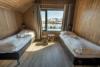 Eines der beiden Schlafzimmer im kleinen Seehaus (1, 2, 4, 5, 7, 8).