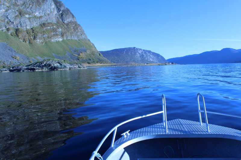 Blick aus dem 19-Fuß-Kværnø-Aluboot auf Indre Elgsnes am Kasfjord.