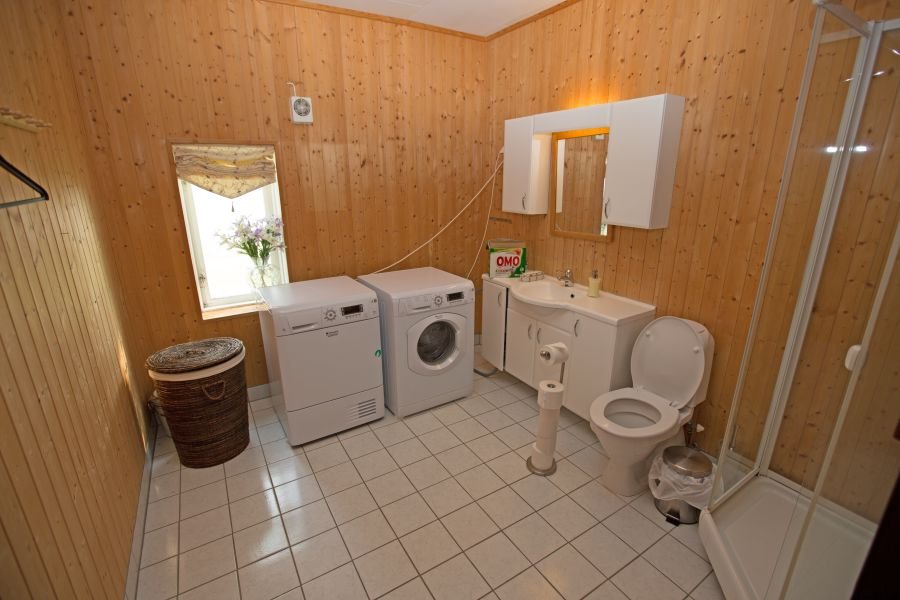 WC mit Waschmaschine und Wäschetrockner.
