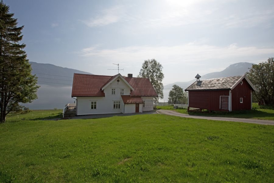 Liegt perfekt mit Blick auf den traumhaften Kasfjord: Skjærstad Gård in der Nähe von Harstad.