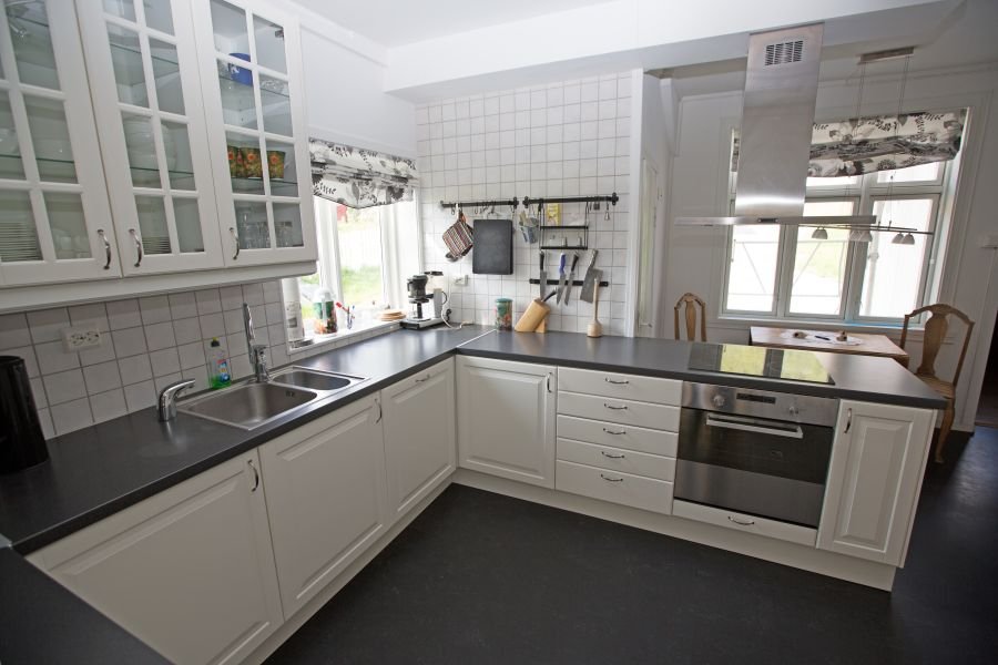 Die voll ausgestattete, sehr moderne Küche.