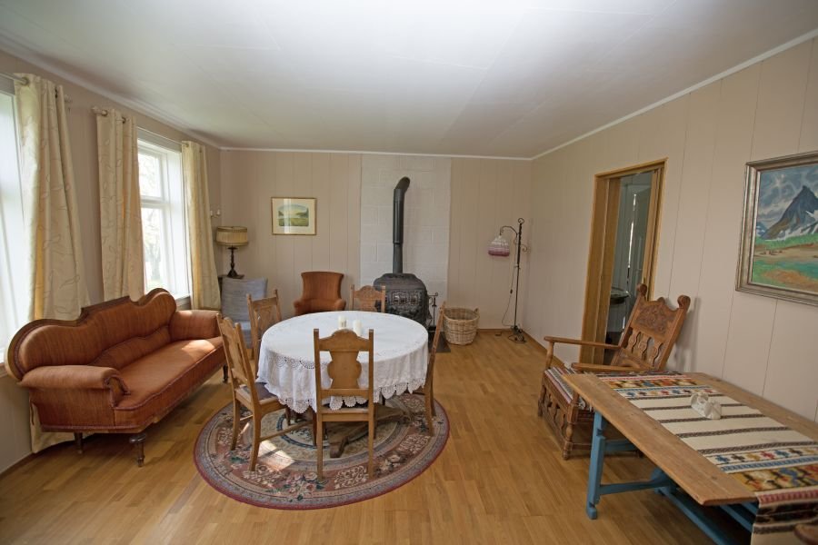 Wohnbereich mit SAT-TV.