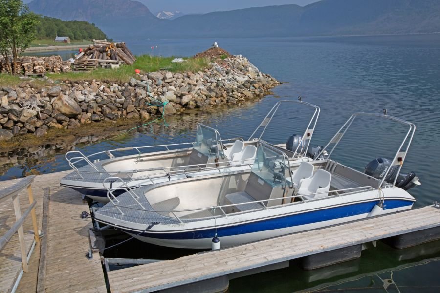 Liegen am Bootshaus für die Gäste bereit: zwei Kværnø 19-Fuß-Aluboote.