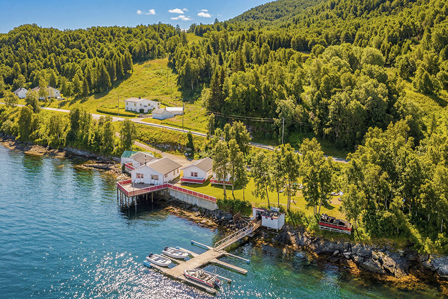 Top Lage im Schutz der Insel Senja: das Sandbakken Fishing Camp!