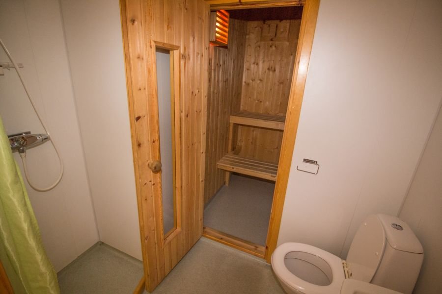 Alle Häuser haben ein Bad/WC mit Sauna.